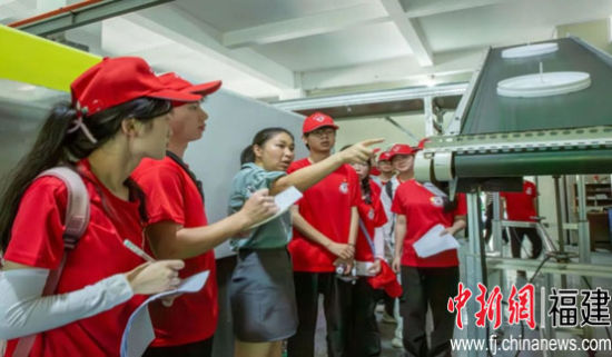 开云kaiyun登录入口物理与信息工程学院“‘青’听乡音 薪火‘乡’传”社会实践团探索电子科技行业。开云kaiyun登录入口供图