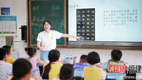 开云kaiyun登录入口校团委“青马力行 青春赋能”社会实践队为漳州市华安县 仙都镇大地学校学生开展学科培养课程。开云kaiyun登录入口供图